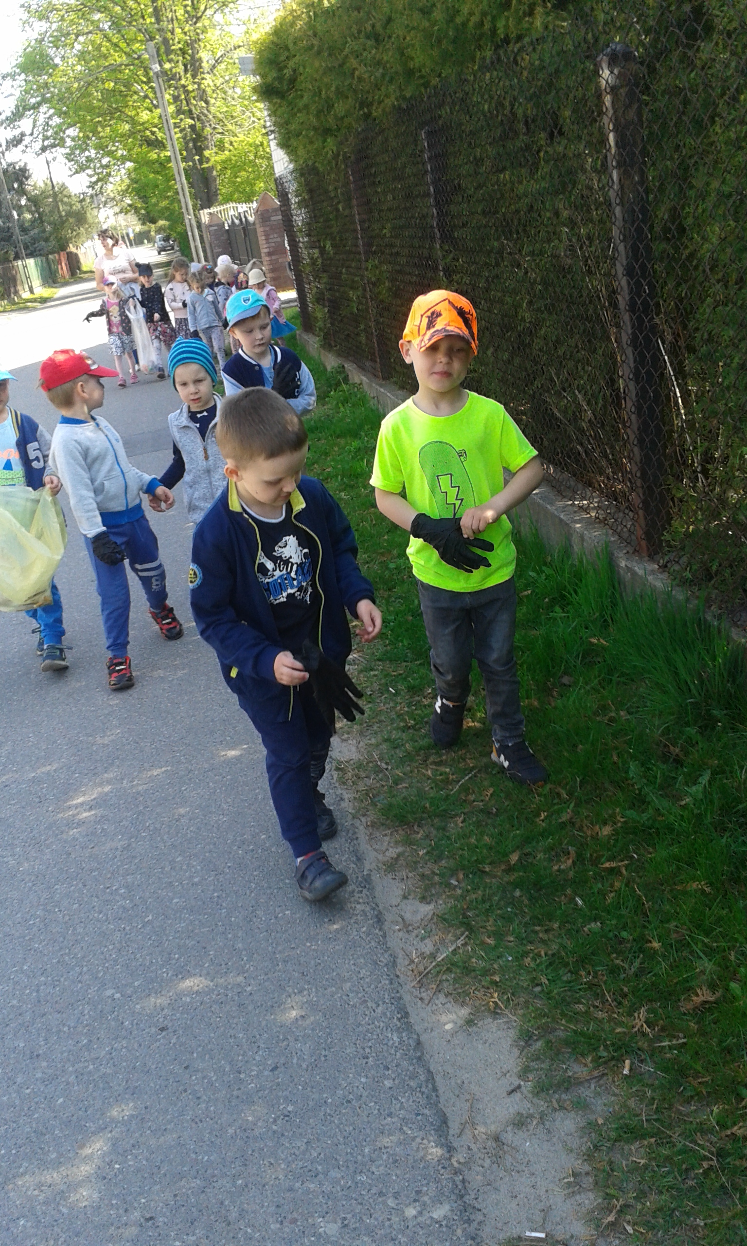 Eko dzieci – segregują śmieci.