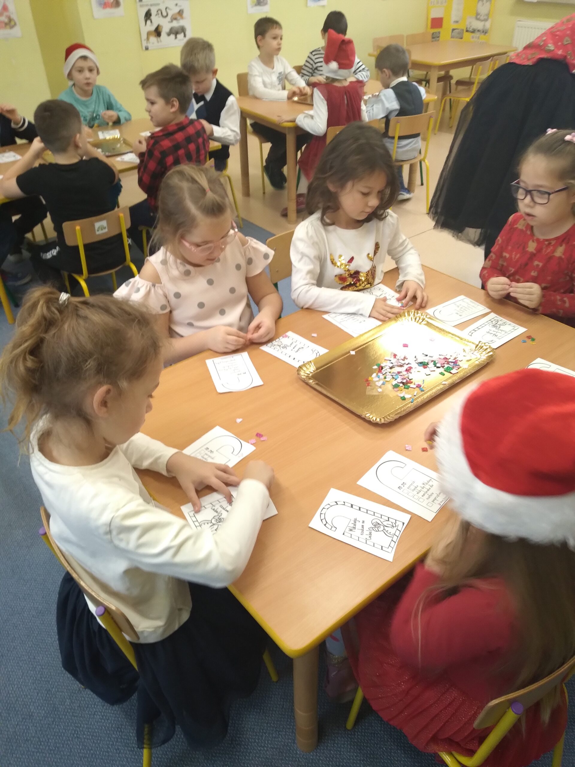 Mikołaj w przedszkolu na Marmo- 6 grudnia w naszym przedszkolu odbyły się zabawy z Mikołajem oraz warsztaty tematyczne.